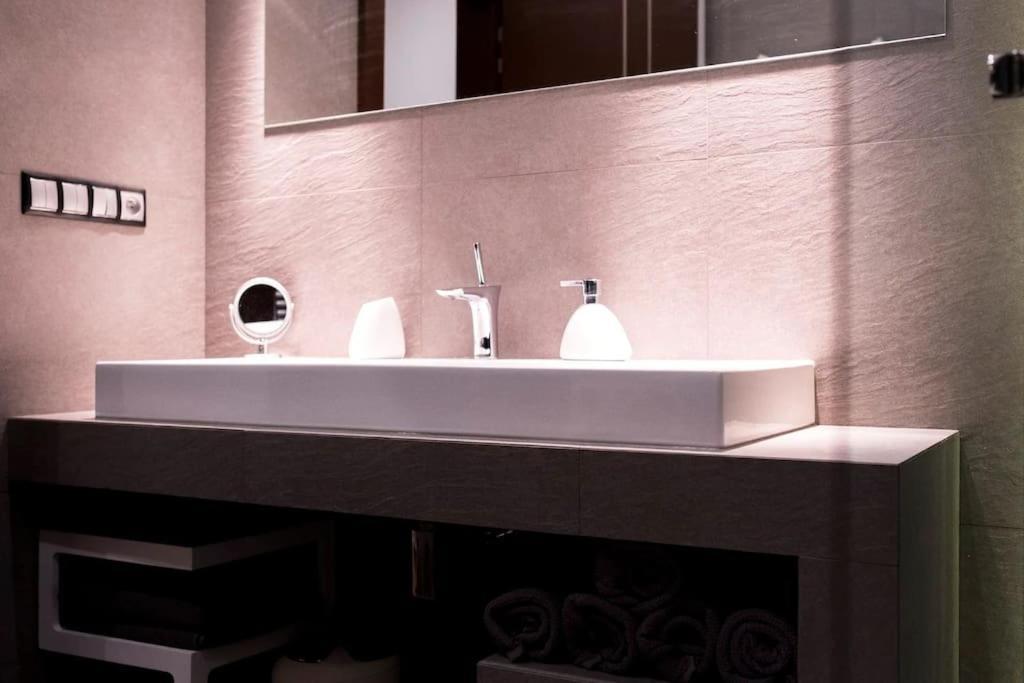 Evergreen - Old Town Spacious Stylish Apartment With Ac And One And A Half Bath, Baby & Kid- Friendly 布拉迪斯拉发 外观 照片